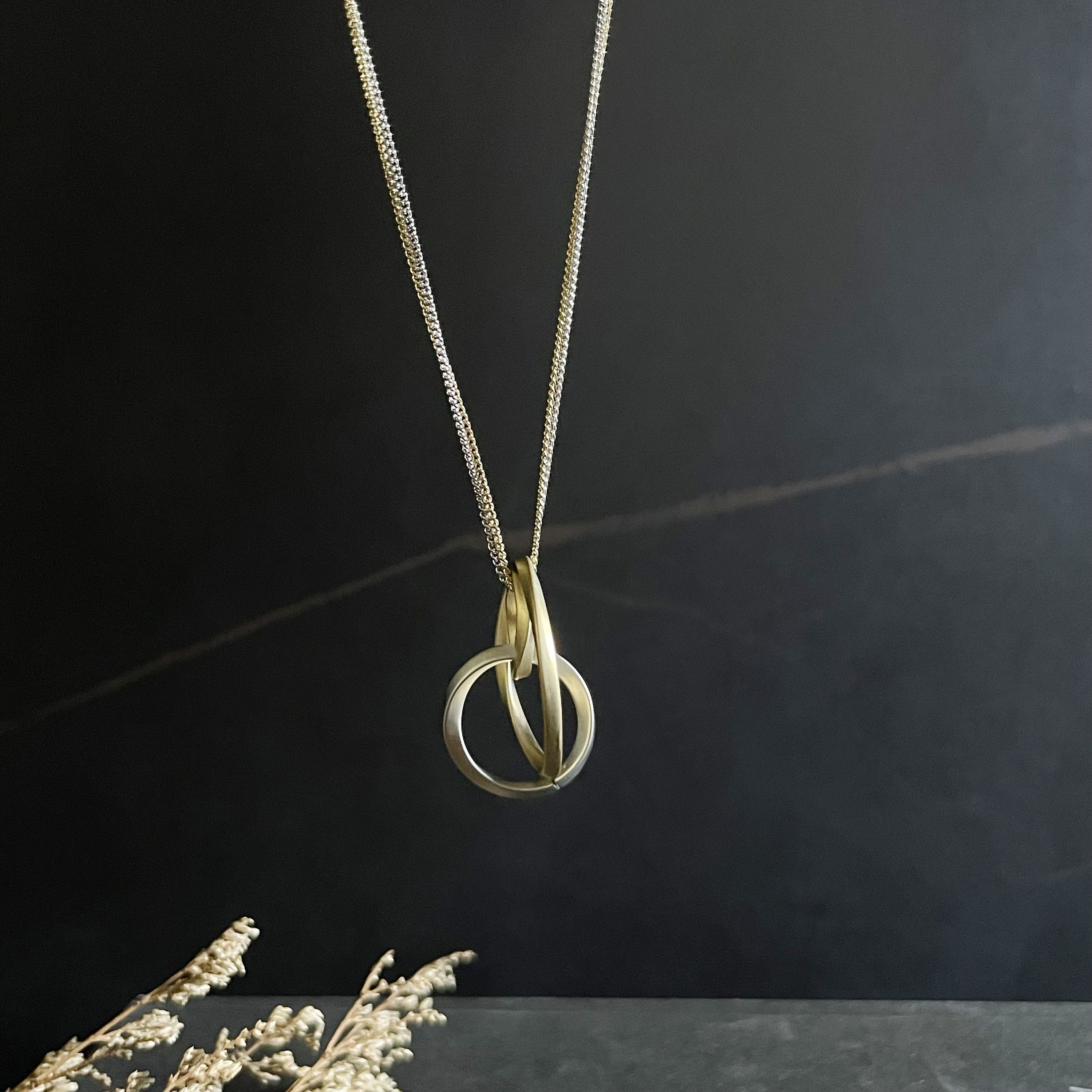 Ring in RingKette, Gold und Silber, Gedrehte Kreise Halskette, Charm Halskette, Statement