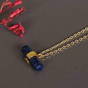 Lapis zylindrische Charm Halskette, Minimalistisch Gold Halskette, Moderner Schmuck, Vergoldete Messing Halskette, Marineblau Charm, Geschenk für sie, MN37