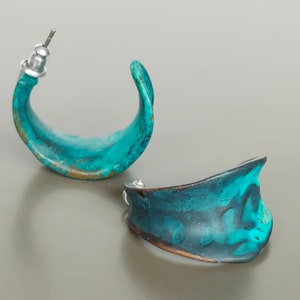 Cerchi Patine, borchie a cerchio blu e oro, cerchi blu egiziano, orecchini Statement, ottone placcato oro, orecchini moderni, ME42