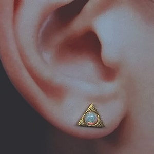 Orecchini a bottone triangolari in opale bianco, orecchini a bottone in oro, orecchini in pietra, orecchini a bottone moderni, orecchini regalo, orecchini geometrici minimalisti, ME33