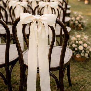 Elfenbein-Hochzeitsstuhlschleifen, langes Schwanz-Satinband für Zeremonienstühle, romantische Gartenhochzeitsdeko, elegante Stuhl-Schärpen