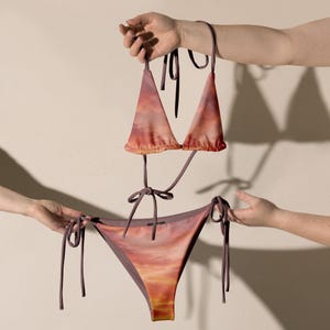 Bikini Golden Hour Ember - Maillot de bain triangle imprimé ciel coucher de soleil noué sur le côté, maillots de bain bohème désert, bikini string réglable