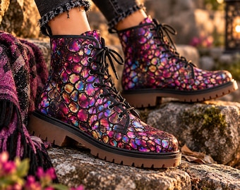 Botas de labradorita rosa, botas de combate con escamas de dragón iridiscentes, botas de cristal magenta, botas alternativas coloridas, zapatos místicos para festivales