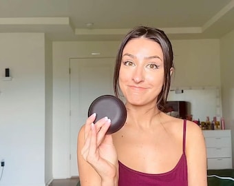 Botón grabable: Mensaje de audio de 30 segundos. Disponible en negro, rojo o con base negra y parte superior roja. Acabado texturizado de alta calidad. Envío desde Connecticut.