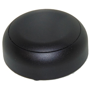 Peut inclure: Objet rond noir uni avec un dessus légèrement bombé. L'objet a une finition mate et une texture subtile. Le design est simple et minimaliste, avec une séparation claire entre le dessus et la base.