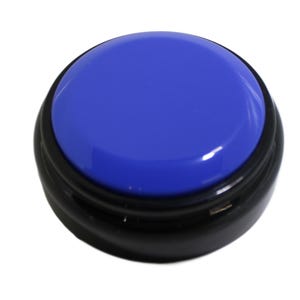 Pode incluir: Um botão redondo azul brilhante assenta sobre uma base preta. O botão é de um tom azul vibrante, e a base preta tem uma textura lisa e mate. O botão é um design simples, mas marcante.