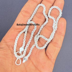 Puede incluir: Un collar de cadena plateada con un diseño de cadena de caja. El collar se muestra en una mano. El texto "BalajiJewellersGifts" es visible en la imagen.