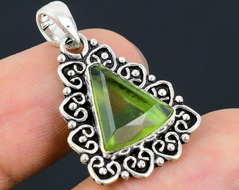 Pingente de Peridoto, Pingente em Prata de Lei 925, Lindo Pingente, Pingente com Gema de Peridoto Verde Lapidada, Pingente para Presente, Pingente para Presente Feminino