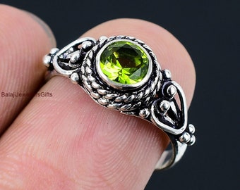 Bague péridot avec pierres précieuses, argent sterling 925, cadeau de mariage, bague de promesse, bague empilable, bague fine, bague faite main, cadeau pour bague, bague bohème