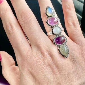 Anello vistoso fatto a mano in argento sterling con ametista, pietra di luna e labradorite.