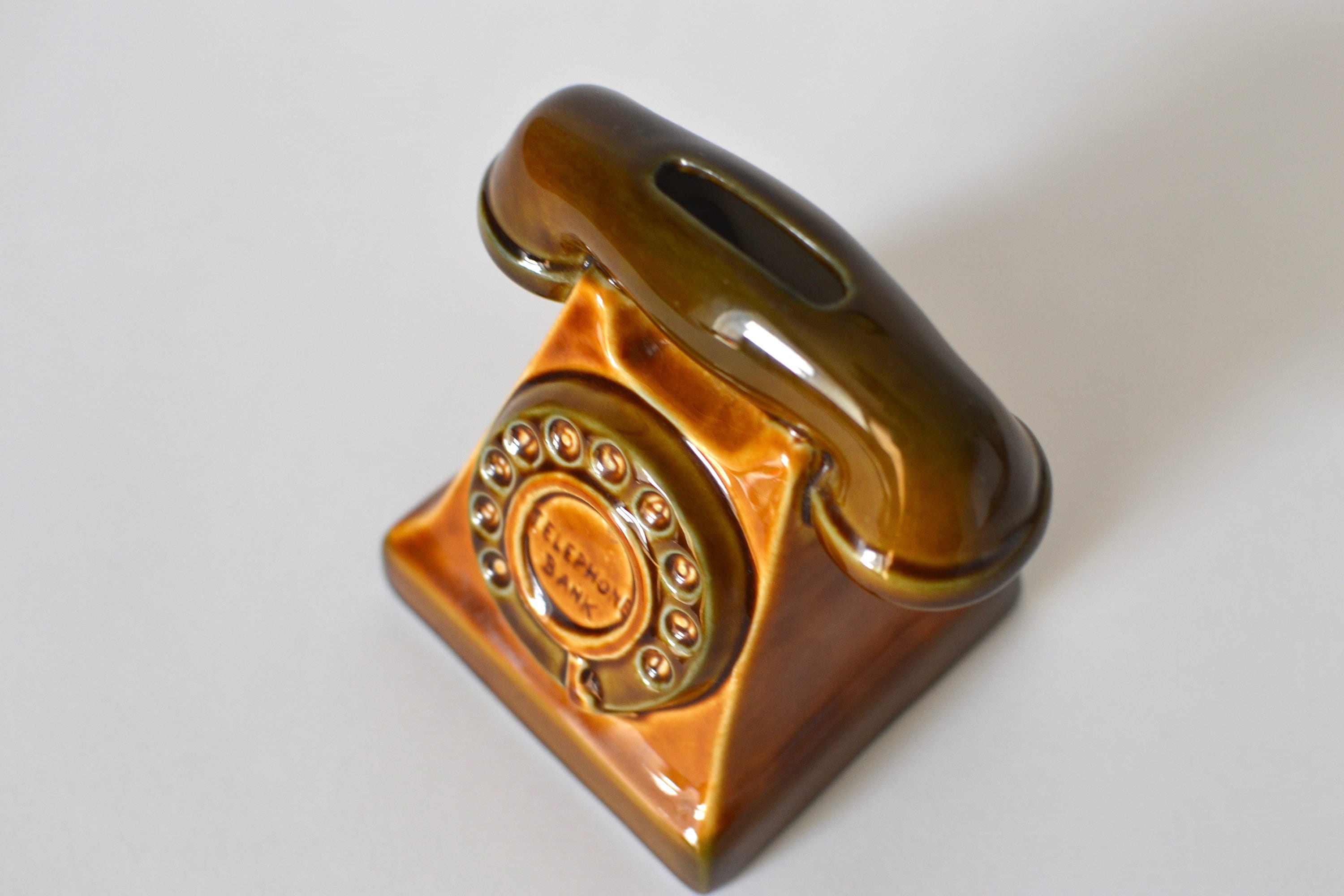 英国 Studio Szeiler ヴィンテージ 貯金箱 Telephone Money Box 電話型 陶器 Piggy Bank オブジェ 置物 スタジオ ツェイラー 93010 英国ヴィンテージ 電話型 ピギーバンク 貯金箱｜スタジオ ツェイラー