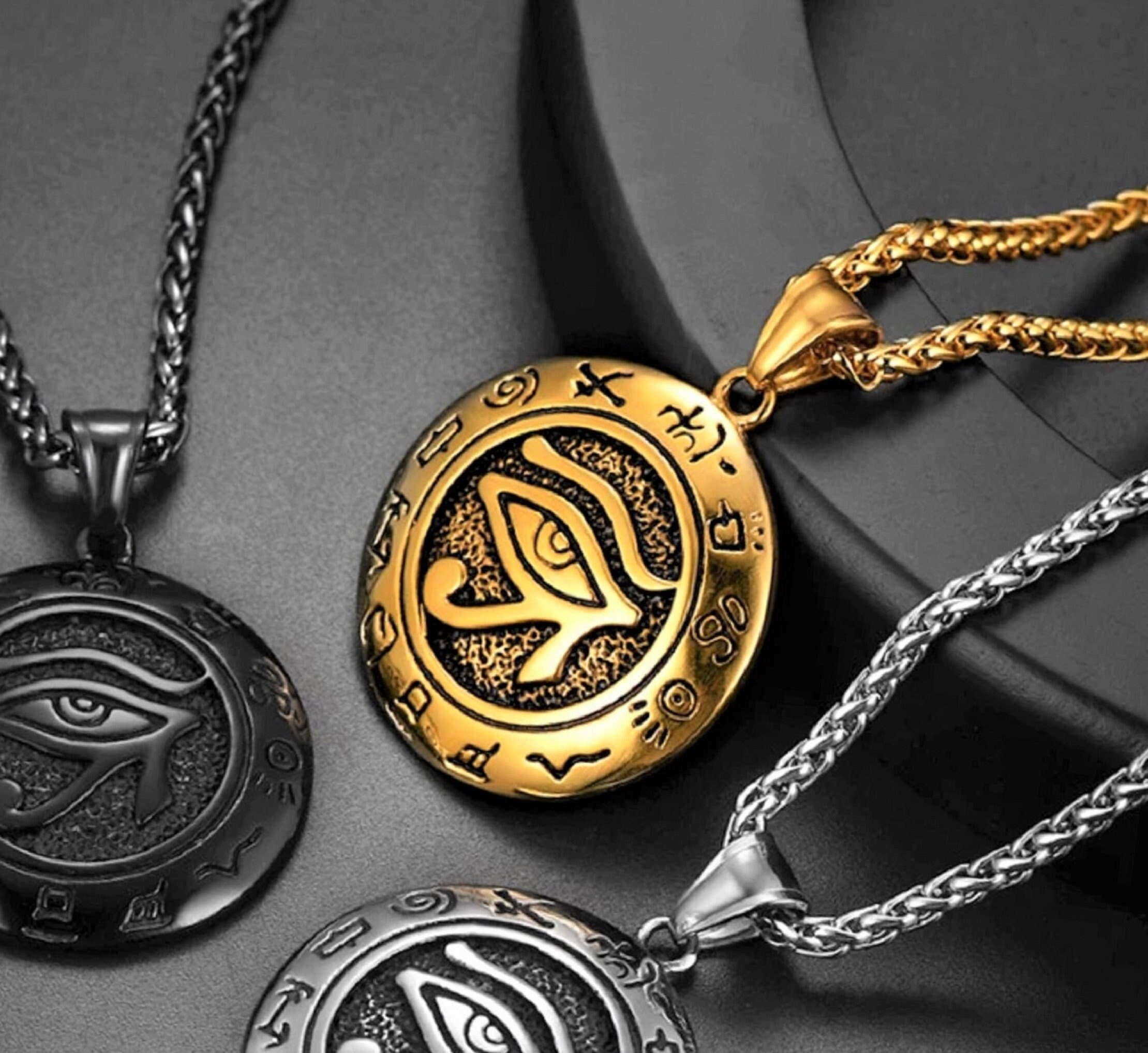 Round Gold Eye of Horus Chain Pendant 