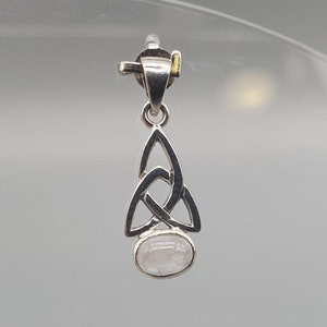 Triqueta hanger 925 zilveren regenboogmaansteen