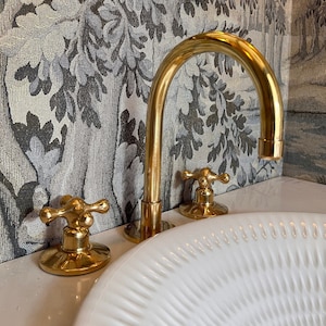 Grifo de baño de latón para encimera con tres orificios para tocador