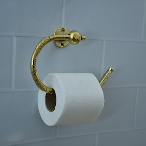 Suporte de papel higiênico de latão não lacado, suporte de rolo artesanal para sala de pó, suporte de rolo de papel higiênico montado na parede gravado à mão