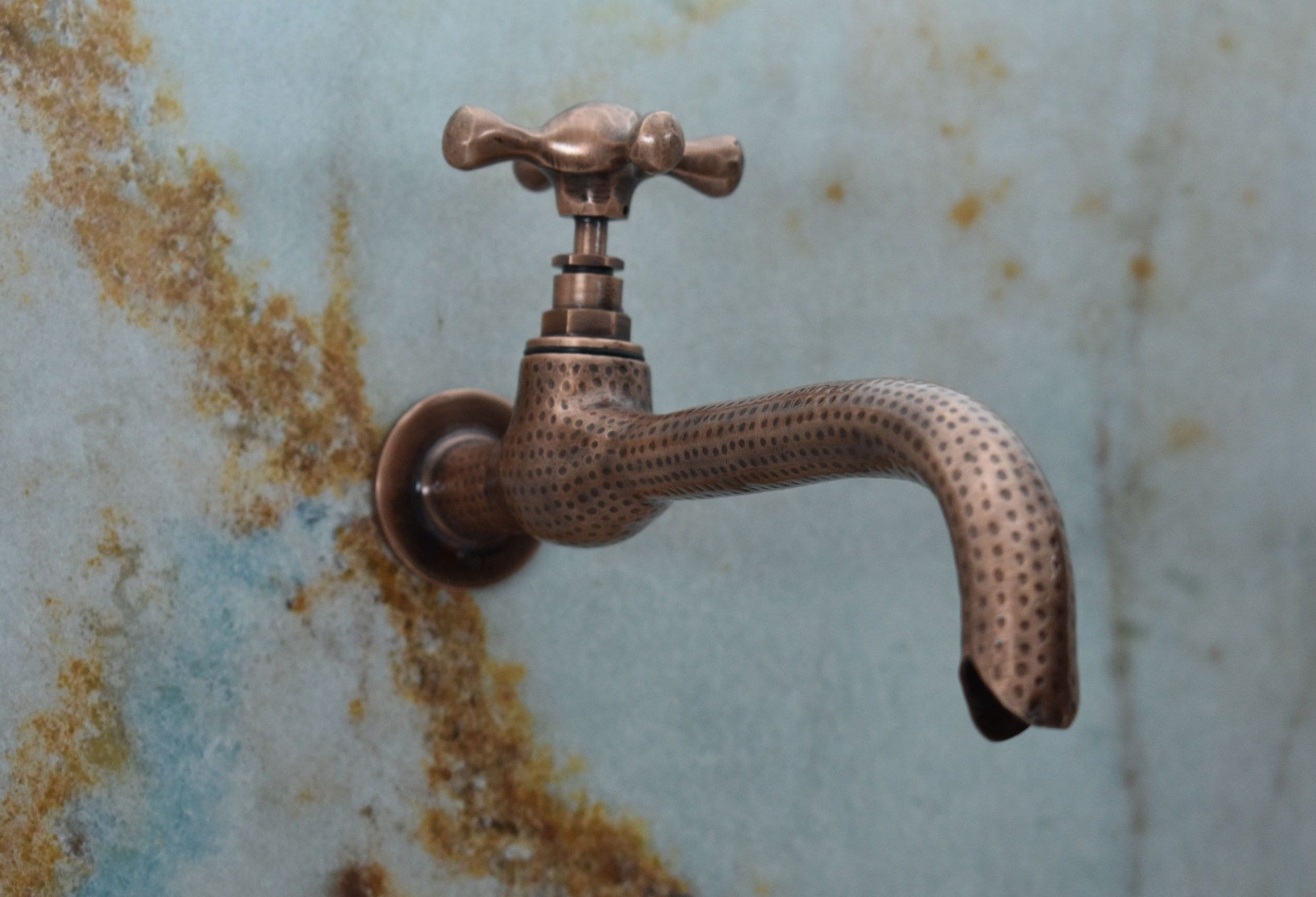 Robinet d'eau en cuivre antique avec finition martelée, robinet d'eau de jardin, robinet vintage antique, robinets muraux