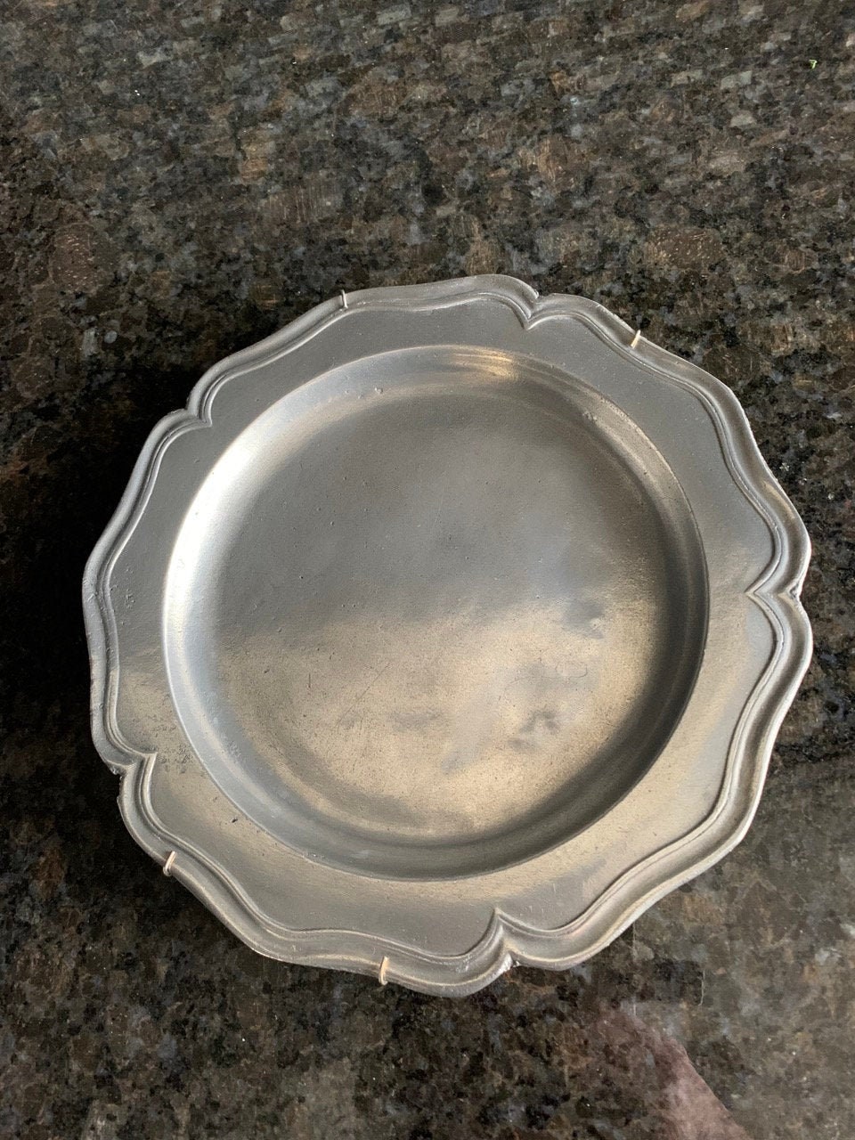 Vintage inglés Pewter Scalloped Edge Plate Etsy