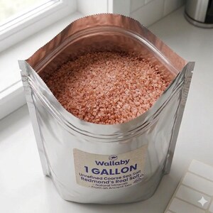 K&ouml;nnte beinhalten: Ein silberner Folienbeutel gef&uuml;llt mit grobem, rosa Meersalz. Der Beutel hat ein Etikett mit der Aufschrift "Wallaby 1 GALLON Unrefined Coarse Sea Salt Redmond's Real Salt Natural Minerals From an Ancient Sea."