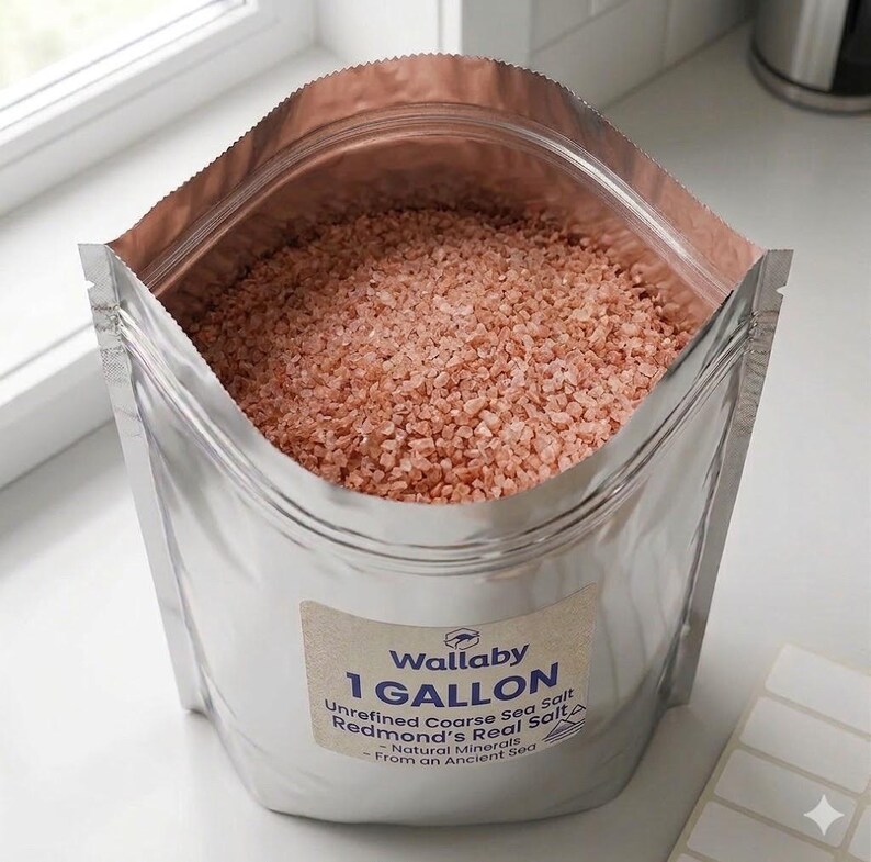 K&ouml;nnte beinhalten: Ein silberner Folienbeutel gef&uuml;llt mit grobem, rosa Meersalz. Der Beutel hat ein Etikett mit der Aufschrift "Wallaby 1 GALLON Unrefined Coarse Sea Salt Redmond's Real Salt Natural Minerals From an Ancient Sea."