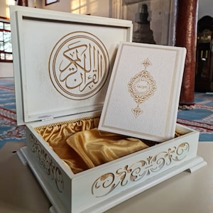 Koran Buch für muslimische Hochzeitsgeschenk - Weiß personalisierte Koran für islamische Geschenk Set - Koran Geschenk Set mit Rosenkranz Box - Koran Gastgeschenke Buchstützen