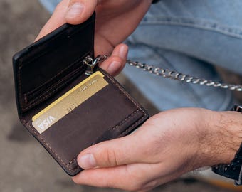 Compact EDC Leather Wallet – Magnetic Closure, Zip Pocket, ID Window – Retractable Reel or Chain – Everyday Carry Gift for EDC Enthusiast