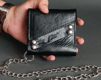 Gravierte Ledergeldbörse mit Kette | Minimalistisches Design, 2 SD-Kartensteckplätze und ID-Rückentasche | Personalisierte kleine Brieftasche für Herren | Geschenk für Ihn