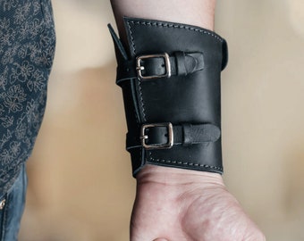 Customizable Leather Wrist Wallet: Bracelet Wallet for Travel, Biking, and Festivals - Personalized Minimalist Wallet for Riders and Drivers