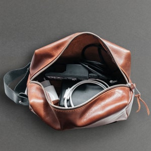 Borsa da toilette in pelle da uomo personalizzata Monogram Dopp Kit per Groomsmen Kit da barba da viaggio in vera pelle Regalo di compleanno per papà immagine 3