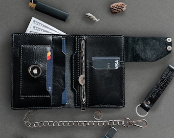 Handgefertigte personalisierte Leder Geldbörse mit Kette & Apple AirTag Slot | Kompakter Reisepasshalter für Reisen | Geschenk für Ihn, Männer, Biker