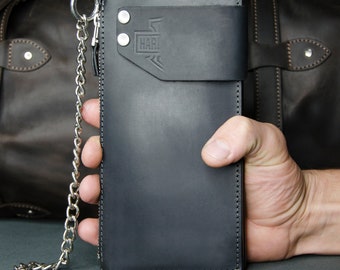 Cartera larga de piel con cadena. Múltiples compartimentos para efectivo, tarjetas y teléfono. Grabado personalizado: iniciales o logotipo de motocicleta. Regalo de tercer aniversario