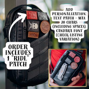 Op de afbeelding: Zwarte crossbodytas met meerdere leren patches in verschillende vormen en kleuren. De patches tonen logo's en symbolen. Tekst op de tas luidt "ORDER INCLUDES 1 'RIDL' PATCH". Extra tekst geeft personalisatie-opties aan.