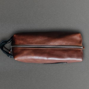 Borsa da toilette in pelle da uomo personalizzata Monogram Dopp Kit per Groomsmen Kit da barba da viaggio in vera pelle Regalo di compleanno per papà immagine 6