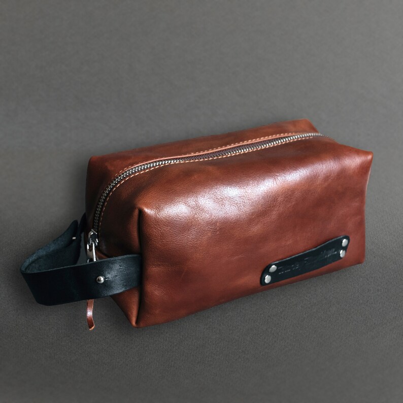 Trousse de toilette en cuir personnalisée pour hommes Monogram Dopp Kit for Groomsmen Kit de rasage de voyage en cuir véritable Cadeau d'anniversaire pour papa image 1