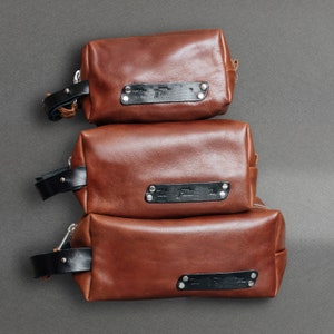 Borsa da toilette in pelle da uomo personalizzata Monogram Dopp Kit per Groomsmen Kit da barba da viaggio in vera pelle Regalo di compleanno per papà immagine 4