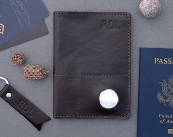 Étui pour passeport personnalisé en cuir de vachette avec fente pour Apple AirTag, portefeuille de voyage | Étui pour passeport américain en cuir véritable - 3e anniversaire et cadeau d'anniversaire