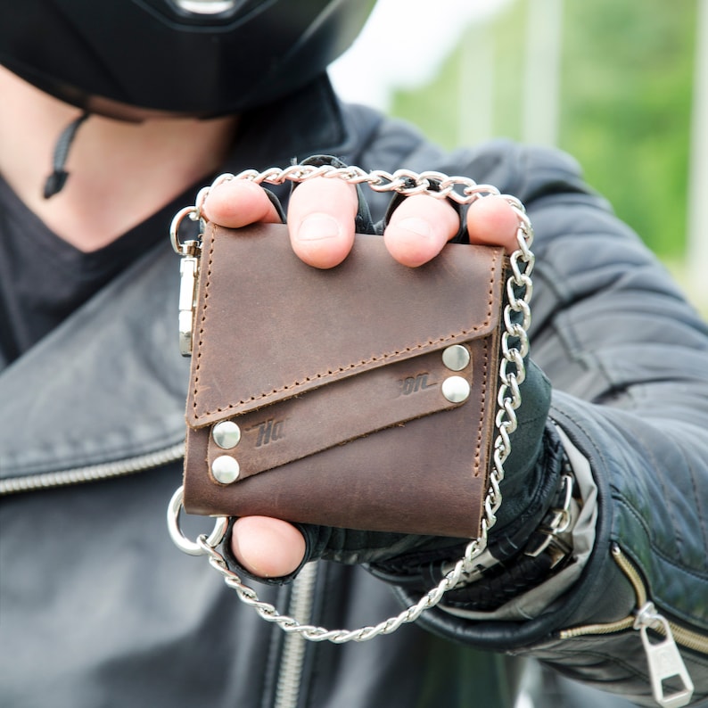 Portefeuille de voyage personnalisé à deux volets en cuir de motard sur chaîne pour homme, cadeau personnalisé pour petit ami image 3