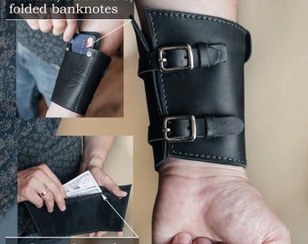 Handgemaakte koeienhuid arm portemonnee: slanke lederen manchet voor motorrijders, chauffeurs en ruiters - minimalistische armband portemonnee, pols portemonnee - Unisex cadeau