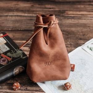 Personalisierbarer Würfelbeutel aus Leder - Handgefertigter Würfelbeutel für Gamer und Abenteurer - Personalisiertes Geschenk für besondere Anlässe