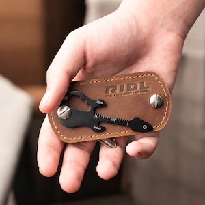 Portachiavi in pelle da motociclista con slot AirTag – Portachiavi compatto per 6 chiavi con strumento EDC tascabile – Regalo per motociclisti e viaggiatori