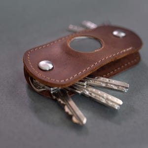 Llavero de cuero personalizado con funda para AirTag – Organizador de llaves – Regalo personalizado grabado para jefe, esposo o compañero de trabajo – Multiherramienta opcional