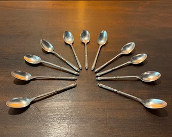 Ornated pewter tea spoons. Eleven coffee spoons. Decorated spoons. Tiny spoons. Antique flatware. Elegant table setting Cucchiaini in peltro