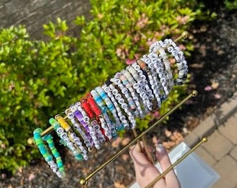 Pulseras de cuentas de arcilla inspiradas en Taylor Swift