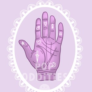 K&ouml;nnte beinhalten: Eine lila Hand mit wei&szlig;en Linien und Symbolen, darunter ein Herz, ein Stern, ein Dolch, eine Mondsichel, ein m&auml;nnliches Symbol, ein Dreieck, ein Pfeil und ein Waage-Symbol. Die Hand ist von einem wei&szlig;en, ovalen Spitzenrahmen auf einem helllila Hintergrund umgeben.