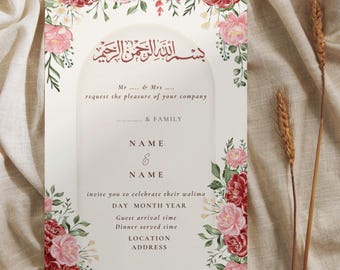 Könnte beinhalten: Einladungskarte mit rosa und burgunderfarbenen Blumenakzenten. Die Karte zeigt arabische Schrift und englischen Text, der zu einer Walima einlädt. Das Design bietet Platz für Namen, Daten und Veranstaltungsdetails.