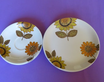 Alfred Meakin Glo White sunflower plates and saucers, retro floral plates, 1960s teaset, afternoon tea, flower power, age of Aquarius