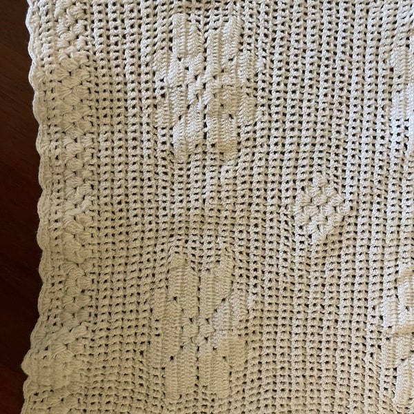 Vintage crochet napkin/ tray cloth. Beautiful centrepiece for a kitchen table,side table or dresser. Stunning crochet detail, wedding decor