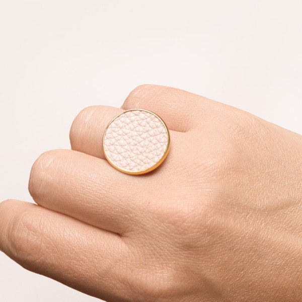 Bague réglable en acier inoxydable doré avec grand plateau rond en cuir nude rosé - cadeau femme