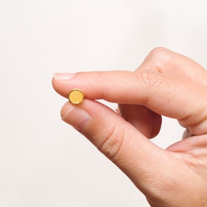 Minimalist gold stud earrings in mustard yellow leather and stainless steel - ideal women&#39;s gift