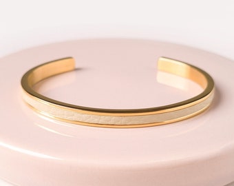 Bangle bracelet in gold stainless steel and light beige leather, fine and minimalist, ideal for accumulation