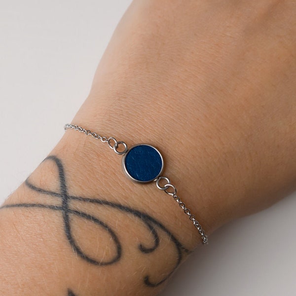 Bracelet minimaliste en acier inox doré ou argent avec cabochon incrustation en cuir bleu marine